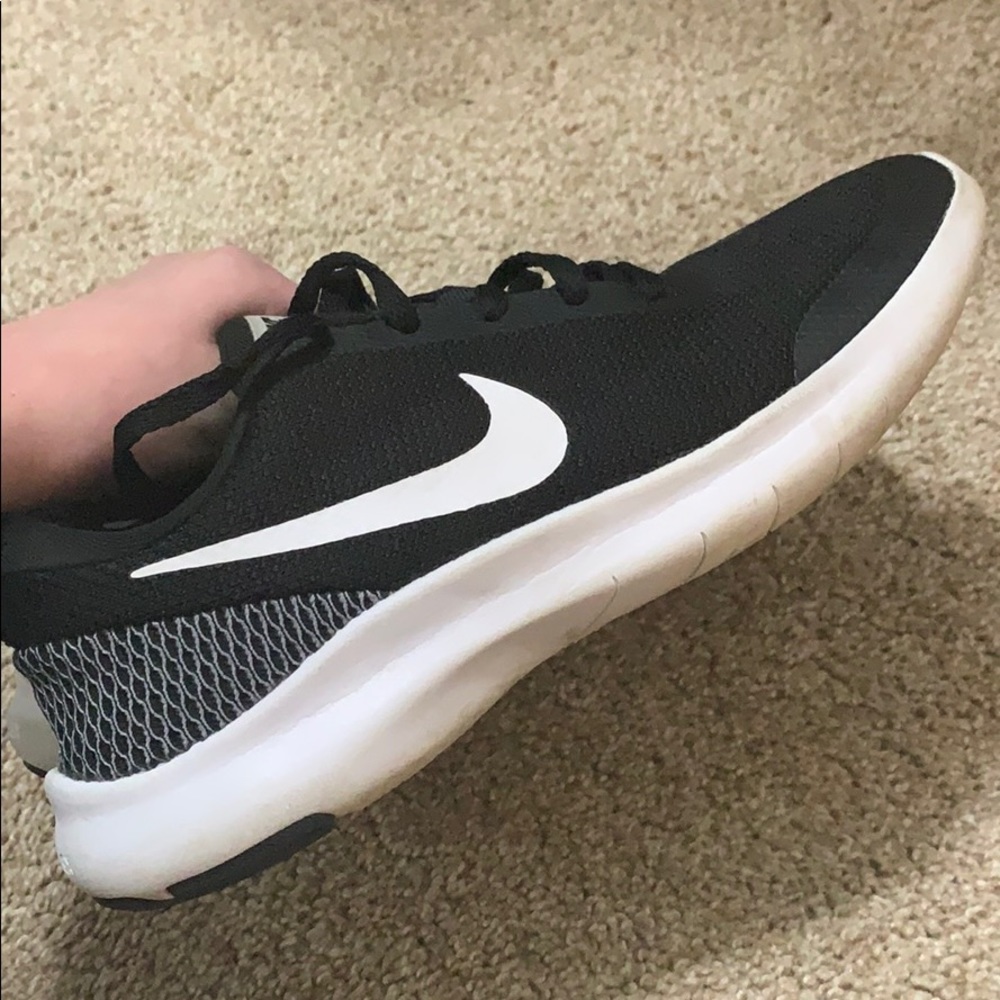 black nike shoes